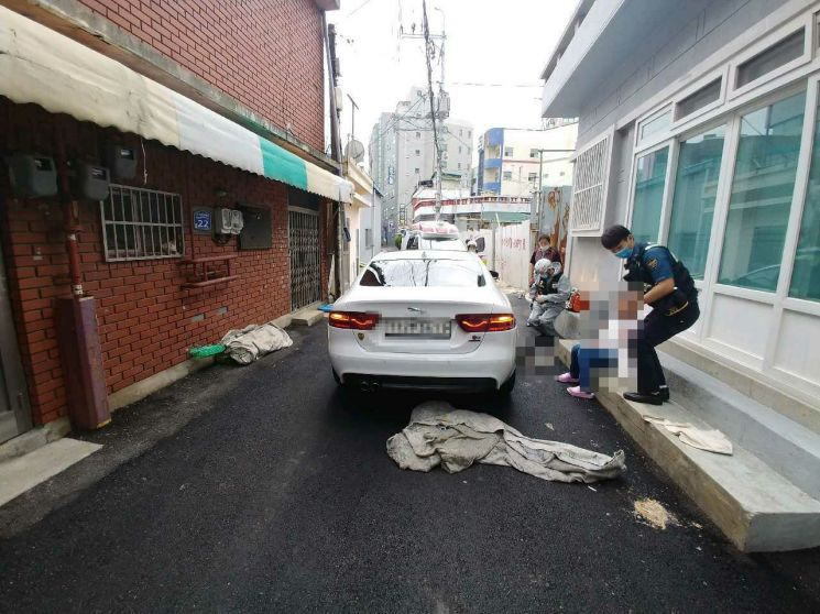 부산 경찰이 7일 오전 부산 사하구 다대동 이면도로에서 발생한 교통사고 사망 현장을 조사하고 있다.