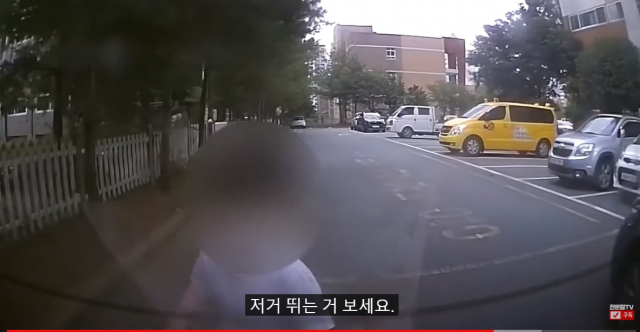 서울 한 스쿨존 인근에서 아동이 차량 뒤를 쫓고 있는 모습. / 사진=유튜브 '한문철TV' 캡처