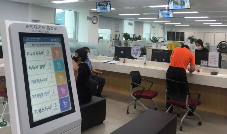 울주군에 새로 설치된 지능형 순번 발행기.