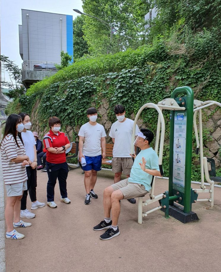 약수터 철봉기구에 KC마크 부착 의무화