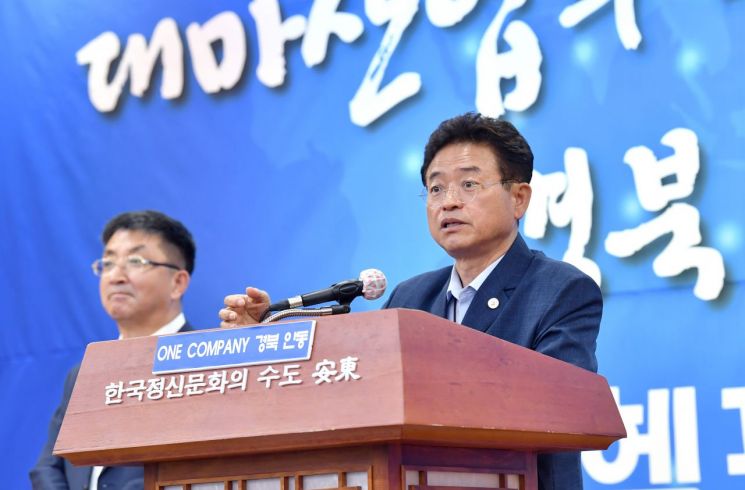 이철우 경북지사가 '햄프산업화 규제자유특구' 지정과 관련한 기자간담회를 갖고 있는 모습.