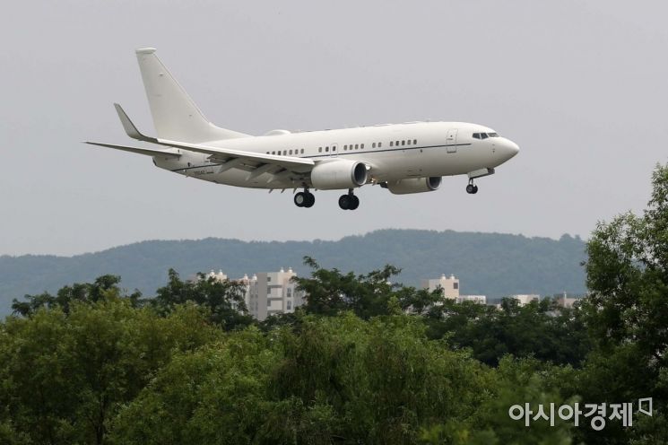 스티브 비건 미국 국무부 부장관 겸 대북특별대표가 탑승한 비행기가 7일 오산 공군기지에 도착하고 있다. /문호남 기자 munonam@
