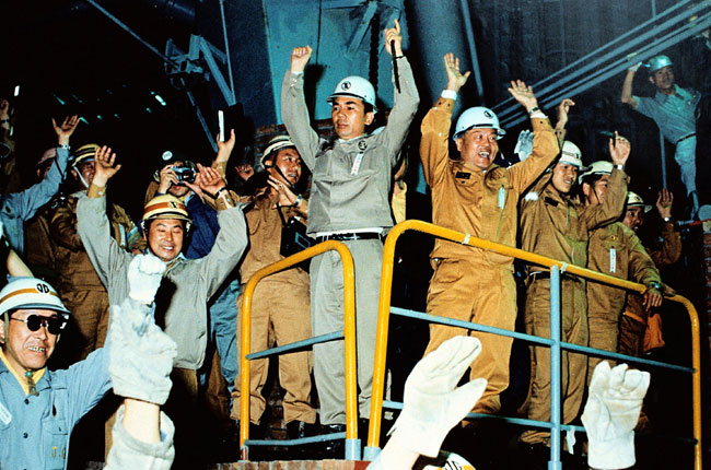 고 박태준 포스코 명예회장과 직원들이 1973년 6월 8일 포항제철소 제1고로 화입식을 치른 뒤 9일 용광로에서 첫 쇳물이 나오자 기뻐하고 있다.