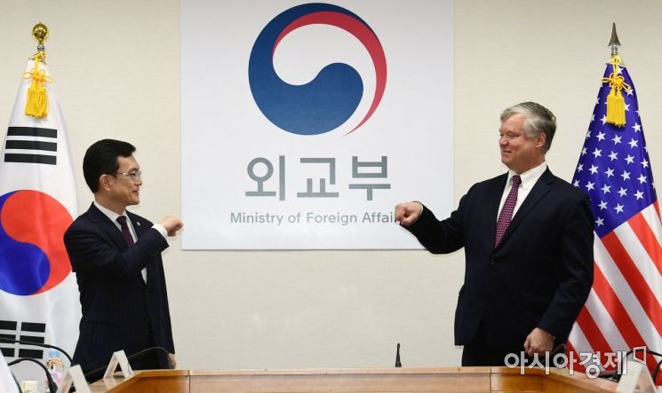 [포토] 코로나식 인사하는 조세영-스티븐 비건