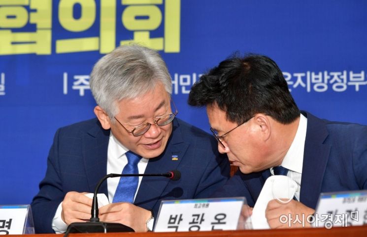 [포토] 이야기 나누는 이재명·박광온