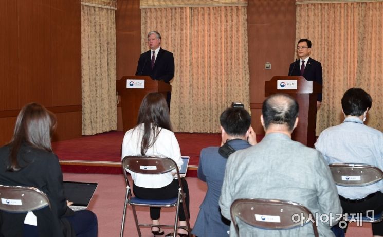 [포토] 약식 기자회견하는 조세영 차관과 스티븐 비건