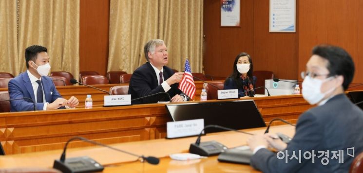 스티븐 비건 미 국무부 부장관 겸 대북정책특별대표가 8일 오전 서울 외교부 청사에서 조세영 외교부 1차관과의 회동에 이어 이도훈 외교부 한반도평화교섭본부장과의 연쇄 회동에서 발언하고있다./사진공동취재단