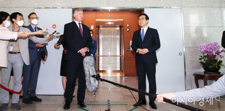 이도훈 한반도평화교섭본부장과 스티븐 비건 미 국무부 부장관 겸 대북정책특별대표가 8일 오전 서울 외교부 청사에서 회담을 마치고 나와 취재진과 인터뷰를 하고 있다./사진공동취재단