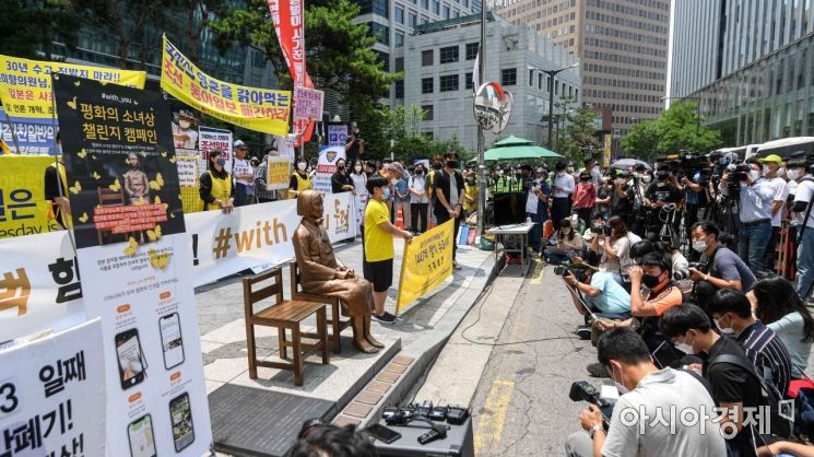 8일 서울 종로구 옛 일본대사관 앞에서 열린 '제1447차 일본군 성노예제 문제 해결 위한 정기수요시위'에 참가한 시민들이 일본 정부의 공식 사죄를 촉구하고 있다./강진형 기자aymsdream@