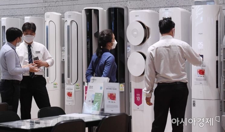 서울 용산구 전자상가 가전매장에서 방문객들이 에어컨 등 냉방 가전제품을 살펴보고 있다./김현민 기자 kimhyun81@