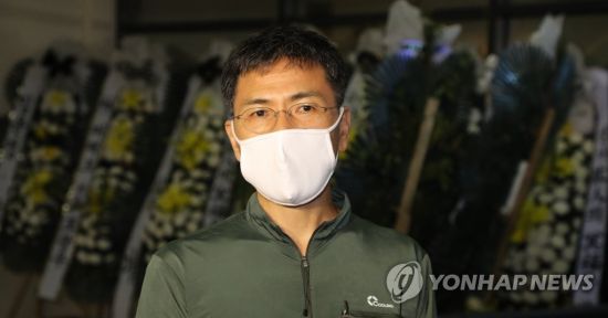 안희정 전 충남지사가 6일 새벽 모친 빈소인 서울대병원 장례식장에 도착해 기자들의 질문에 답하고 있다. 광주교도소에 수감 중인 안 전 지사는 모친상으로 형집행정지를 받았다. 기간은 9일 오후 5시까지다. [이미지출처=연합뉴스]