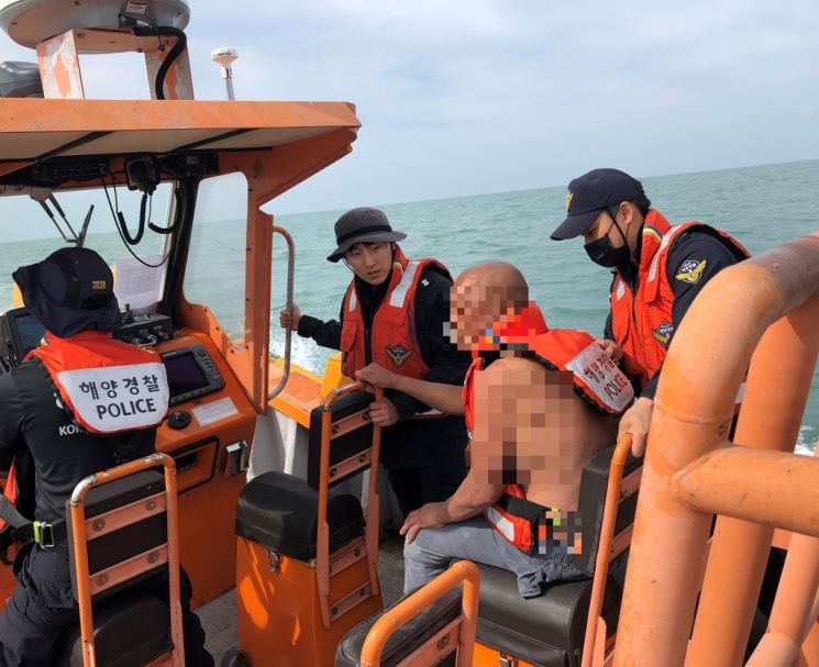 항해하던 어선에서 실종된 60대 선원이 실종된 지 12시간여 만에 구조됐다. [이미지출처=연합뉴스]