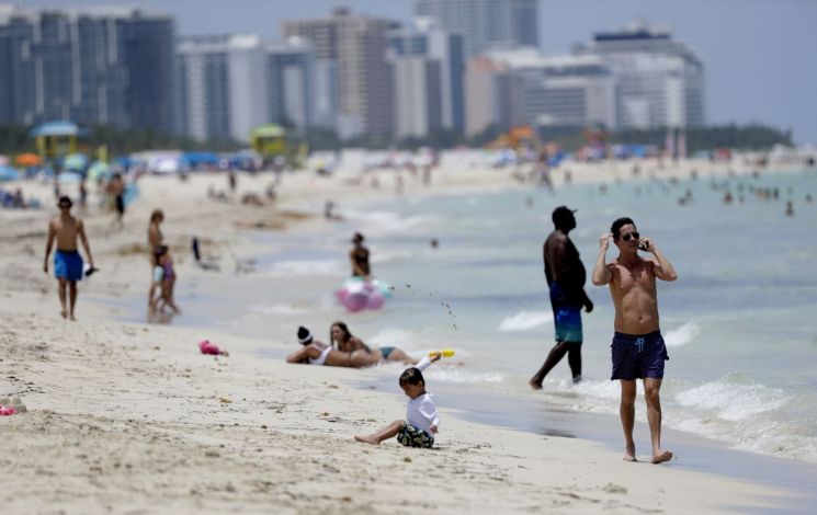 지난 7일 플로리다주의 한 해변에서 많은 주민들이 해수욕을 즐기고 있다. [이미지출처=AP연합뉴스]