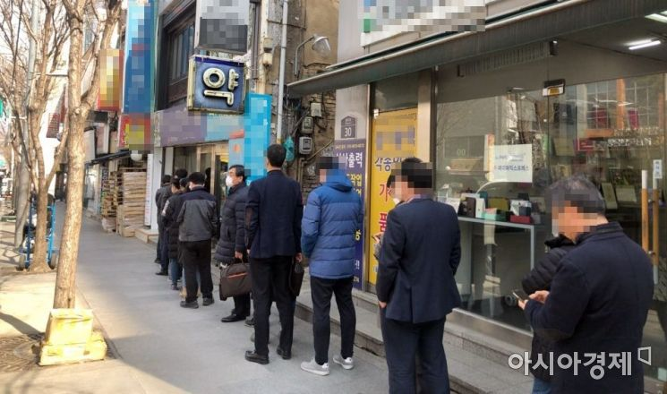 지난 3월 서울 중구 을지로에 있는 한 약국. 점심시간을 이용해 마스크를 사려는 직장인들의 줄이 길게 늘어져 있다. 사진=강주희 인턴 기자 kjh818@asiae.co.kr