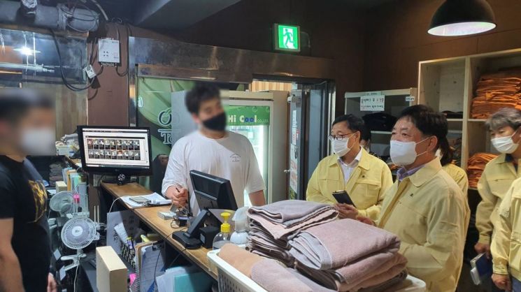 손정수 성북구 부구청장 및 구 관계자들이 7일 다중이용시설에 대해 현장점검을 하고 있다.