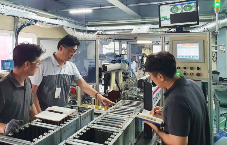 LG전자 직원이 협력사의 경쟁력을 높이기 위해 경남 창원에 있는 가전 부품 협력사에서 생산성 향상 활동을 펼치고 있다.