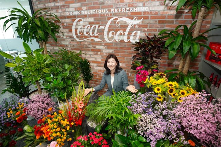 최수정 한국 코카-콜라 대표, 화훼농가 돕기 ‘플라워 버킷 챌린지’ 동참
