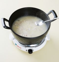5. 10분 정도 끓여 소금을 간을 하고 부추를 고명으로 얹는다.