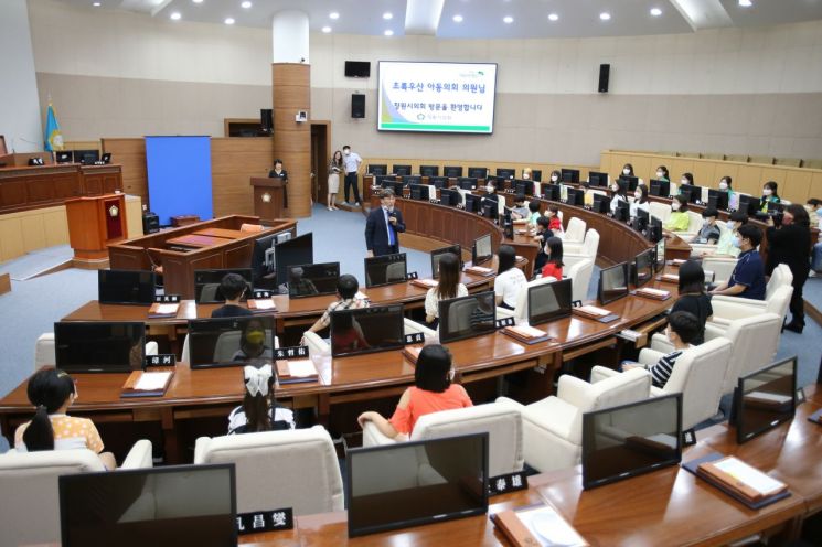 ‘초록우산 아동의회’ 아동 의원들은 8일 창원시의회를 방문해 의회 견학 등 다양한 체험을 했다.(사진=창원시의회)