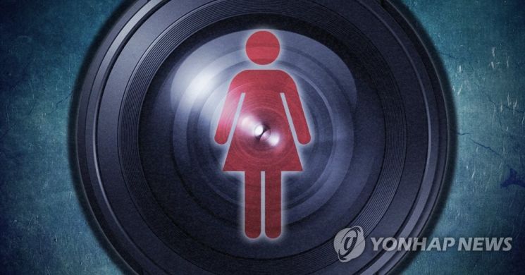 경상남도 김해의 한 고등학교 교사가 학교 여자화장실에 몰래카메라를 설치한 혐의를 수사 중인 경찰이 해당 교사의 휴대폰에서 다수의 몰카 영상을 추가 확보했다. [이미지출처=연합뉴스]