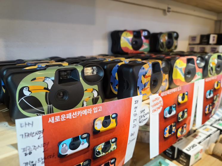 독특한 디자인의 일회용 카메라도 판매하고 있다./사진=김가연 기자 katekim221@asiae.co.kr