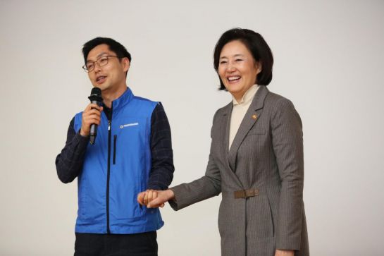 박영선 중소벤처기업부 장관(오른쪽)과 김영환 중기부 노조위원장이 지난해 12월 열린 단체협약식에서 노사 화합을 강조하며 활짝 웃고 있다.