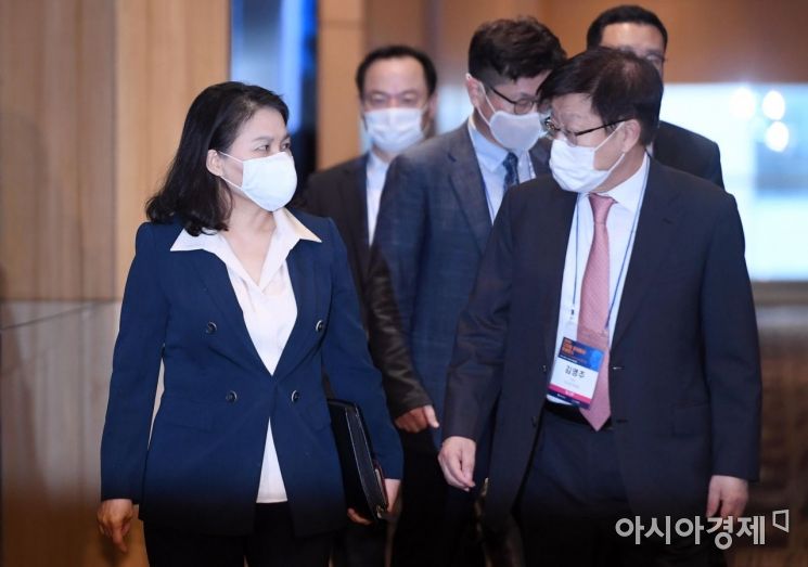 [포토] 대화하며 이동하는 유명희-김영주