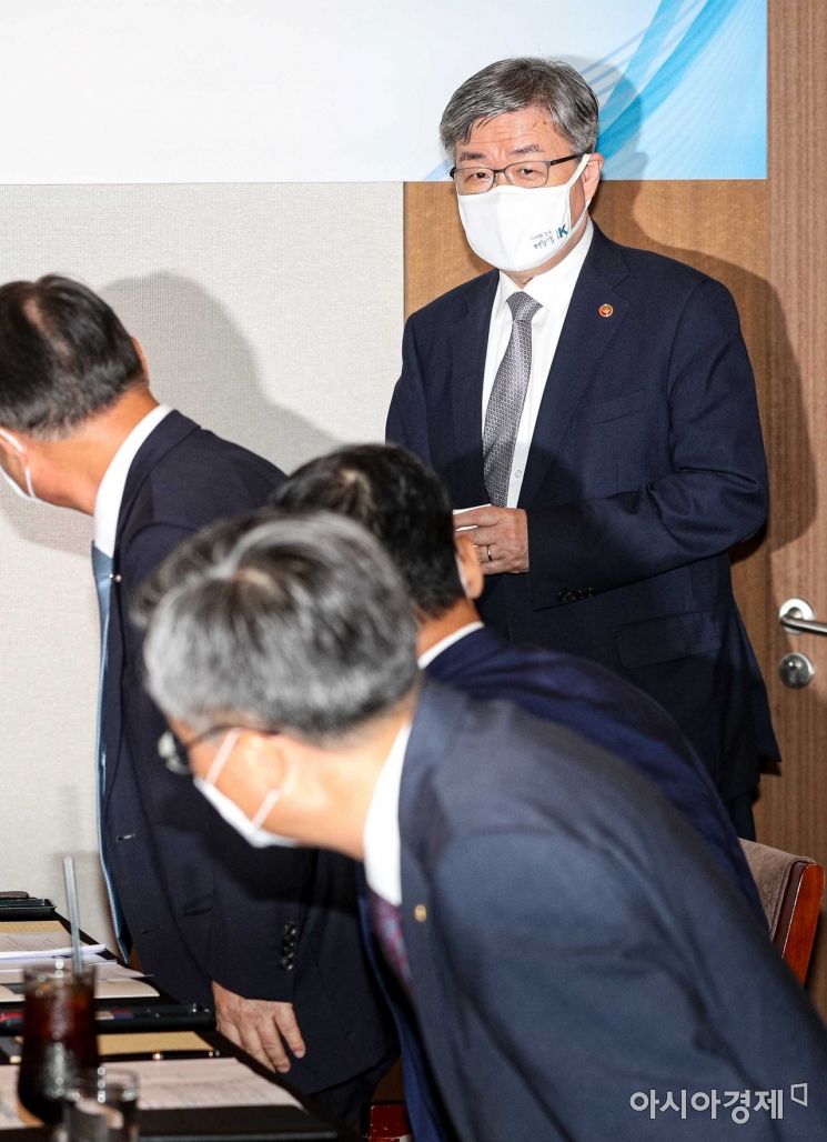 [포토] 간담회장 들어서는 이재갑 장관