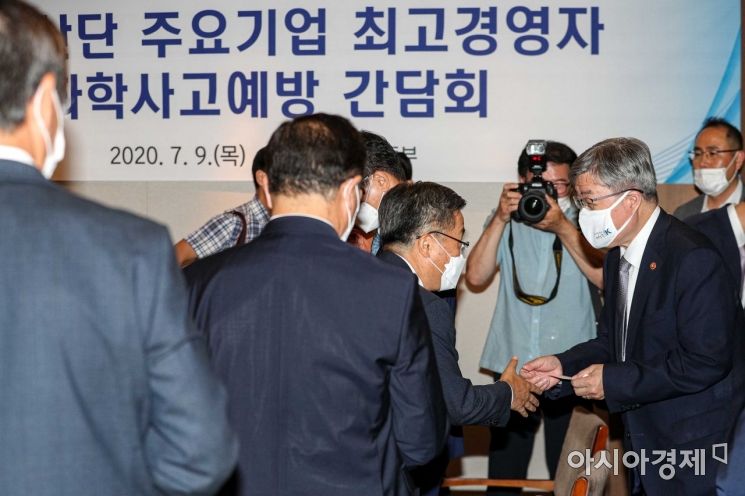 [포토]참석자들과 인사하는 이재갑 장관