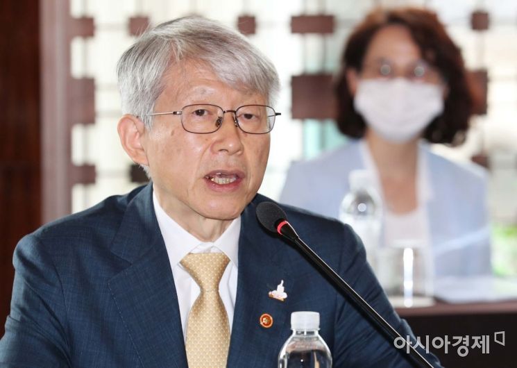 [포토]코로나19 치료제 관련 발언하는 최기영 장관 