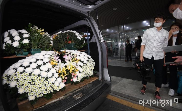 [포토] 장례식장으로 옮겨지는 영정재단꽃