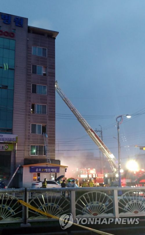 10일 오전 전남 고흥군의 한 병원에서 불이 나 2명이 숨지는 등 50여명의 사상자가 발생했다. 사진은 119 소방대가 사다리차로 병원 내 환자 등을 구조하는 모습. 사진자료=연합뉴스