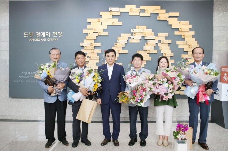이동진 도봉구청장(가운데)이 9일 '2020년 도봉구민대상' 수상자들과 기념 사진을 찍고 있다.