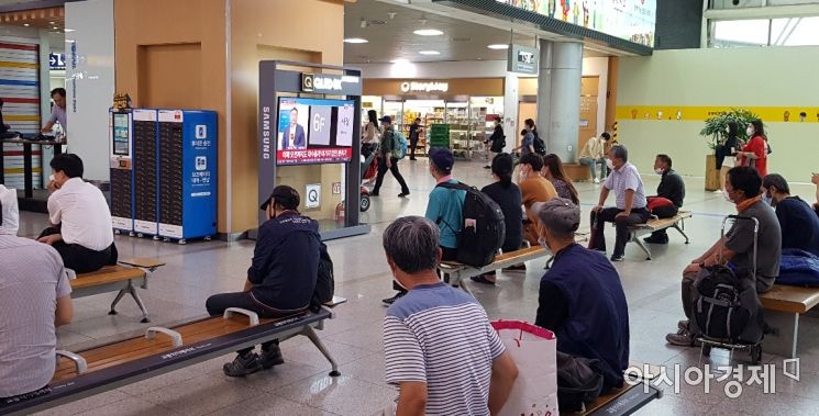 10일 오전 서울역 대합실. 시민들이 대합실에 마련된 대형 텔레비전을 통해 박 시장의 사망 소식을 확인하고 있다. 사진=민준영 인턴기자 mjy7051@asiae.co.kr
