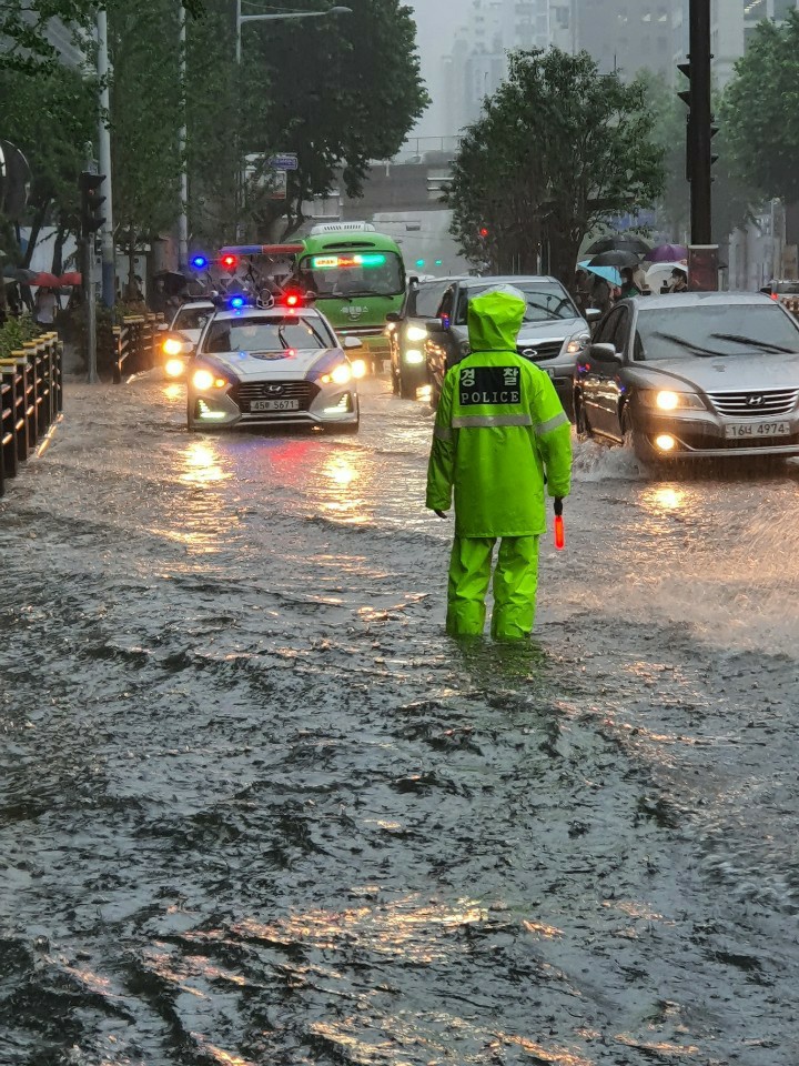 호우경보가 내린 10일 오전 부산시내 곳곳 도로가 불어난 빗물로 침수돼 교통 통제가 이뤄지고 있다.