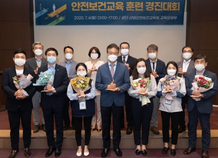 부산항만공사가 한국산업안전보건공단이 연 산업안전보건 강조주간 행사에서 2개 부문 상을 받았다.