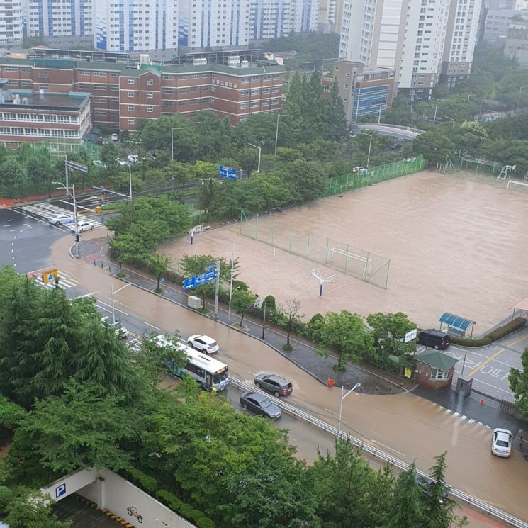 폭우로 부산 해운대 일대 도로와 학교 운동장이 침수됐다.