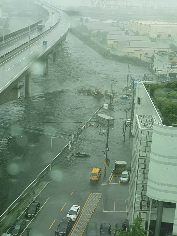 시간당 50mm 이상 폭우가 쏟아진 10일 부산 동구 동천이 범람해 차량이 물에 잠겨 있다. [이미지출처=부산경찰청 제공]