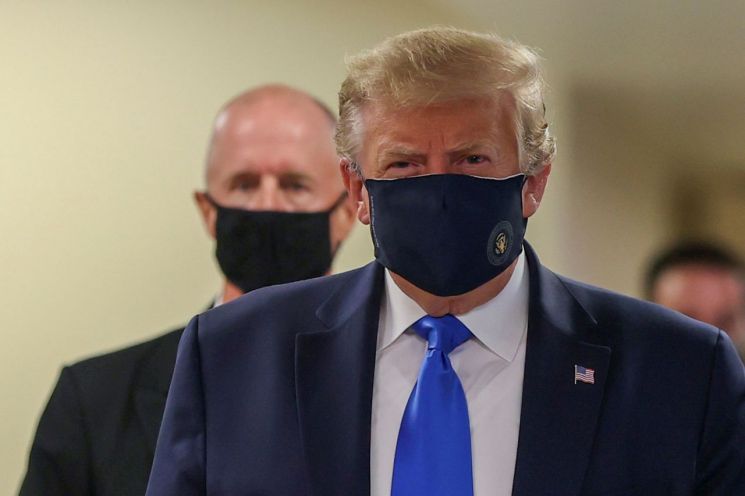 드디어 마스크 쓰고 등장한 트럼프…"코로나19 발병 후 공식석상 첫 착용"