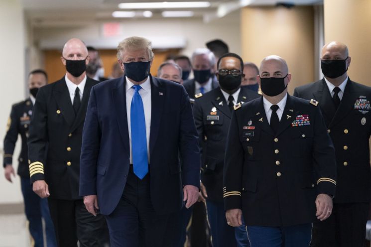 드디어 마스크 쓰고 등장한 트럼프…"코로나19 발병 후 공식석상 첫 착용"