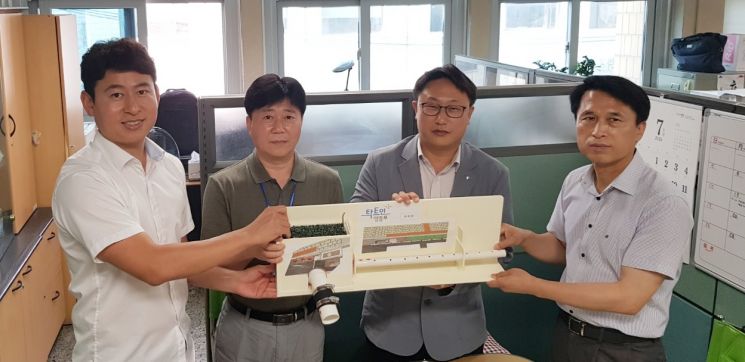 전국 최초로 도로 물고임 배수장치를 개발한 영등포구 관계자들. 구는 이를 특허 출원했으며 국제 특허 또한 진행 중에 있다.