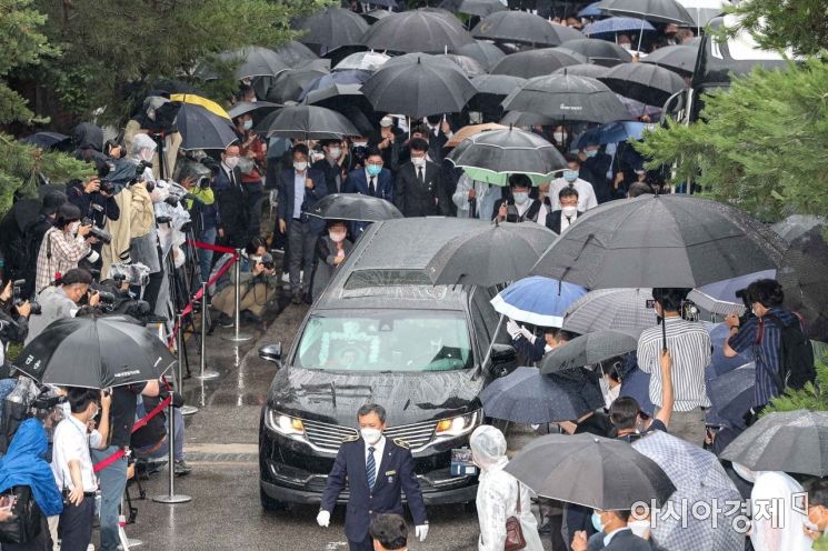 [포토]서울대병원 장례식장 나서는 고 박원순 서울시장 운구차