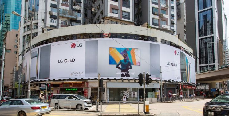LG전자가 홍콩 최대 번화가 코즈웨이베이에 가로 66m, 세로 8.6m 크기의 LG 올레드 TV 대형 옥외광고를 선보였다.