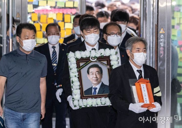 故 박원순 서울시장의 운구행렬이 13일 오전 서울 중구 서울시청에서 열리는 영결식장으로 향하고 있다./김현민 기자 kimhyun81@