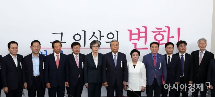 김종인 미래통합당 비대위원장이 13일 국회에서 열린 중앙위원회 위원장 임명식에 참석, 위원장들과 기념사진을 찍고 있다./윤동주 기자 doso7@