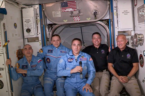 지난 5월31일 도킹에 성공한 미국 및 러시아 우주인들이 국제우주정거장(ISS)에서 기자회견을 하는 모습. / 사진=NASA