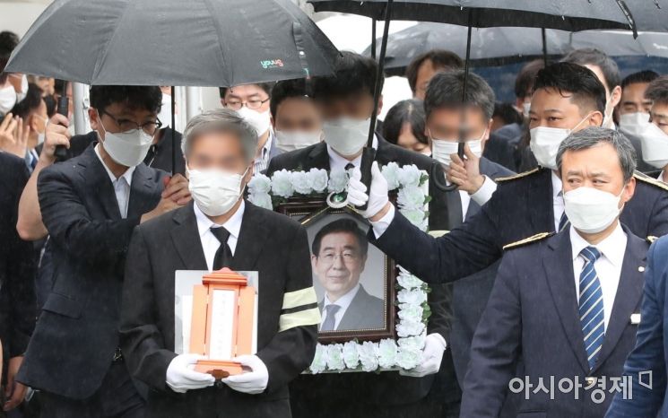 고 박원순 서울특별시장의 영정이 13일 서울시청에서 영결식을 마친 후 서울추모공원으로 향하고 있다. /김현민 기자 kimhyun81@