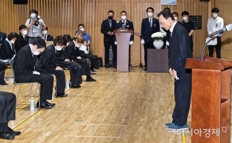 [포토] 유족 향해 인사하는 이해찬 대표