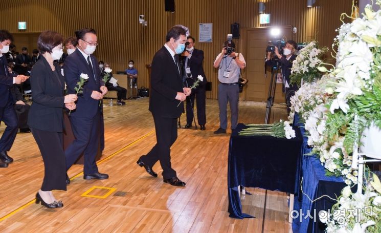 [포토] 헌화하는 이낙연-김부겸 