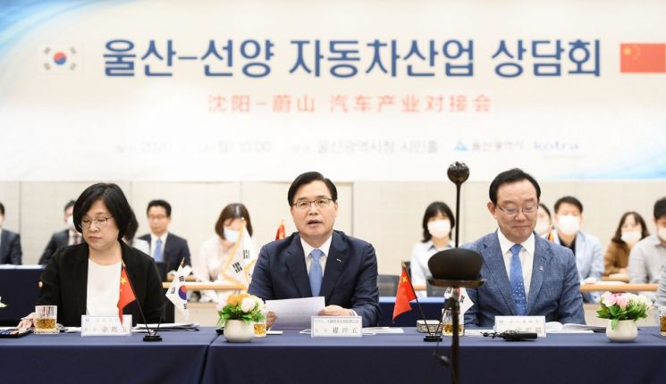 KOTRA가 13일 울산시청에서 고객기업 간담회와 함께 자동차부품 화상상담회를 열었다. 간담회에서 권평오 KOTRA 사장(가운데)이 발언하고 있다.(사진=KOTRA)
